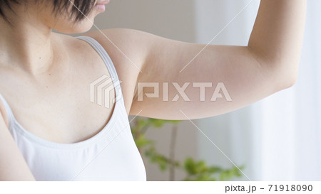 二の腕を気にする女性 二の腕を気にする女性 71918090