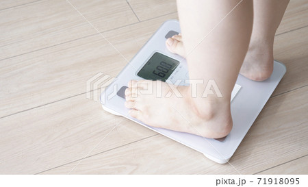 体重計に乗る女性 体重計に乗る女性 71918095