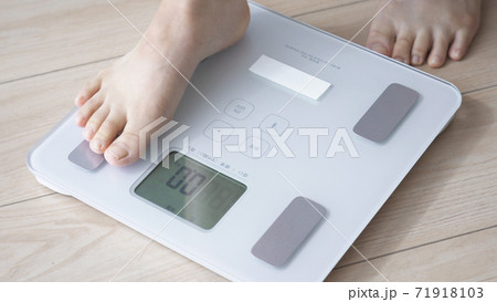 体重計に乗る女性 71918103