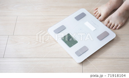 体重計に乗る女性 71918104