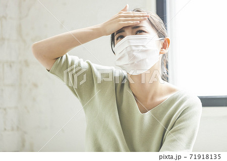 体調不良で辛い女性 体調不良で辛い女性 71918135