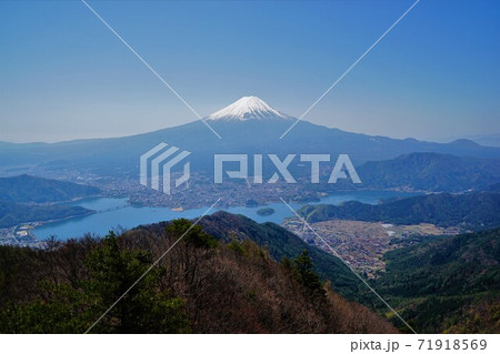 御坂黒岳からの残雪の富士山と河口湖 御坂黒岳からの残雪の富士山と河口湖 71918569