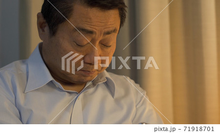うたた寝をする中高年男性 うたた寝をする中高年男性 71918701
