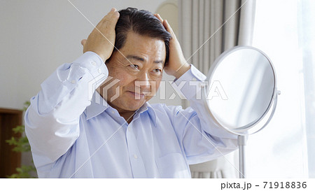 身だしなみを整える中高年男性 71918836