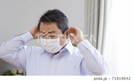 マスクをつけた中高年男性 71919042