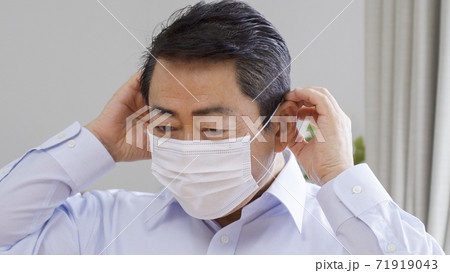 マスクをつけた中高年男性 71919043