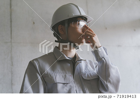 保護メガネにヘルメット 71919413