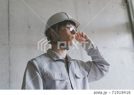 保護メガネにヘルメット 71919416