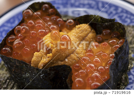 ウニとイクラの軍艦寿司　ウニ　イクラ　寿司　海苔　Nori 海鮮　魚卵　おいしい　豪華 71919616
