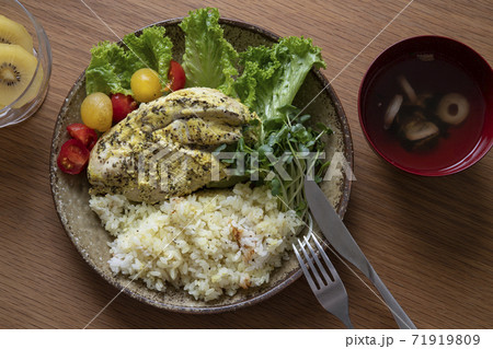 ハーブチキンライスとお吸い物の食卓 71919809