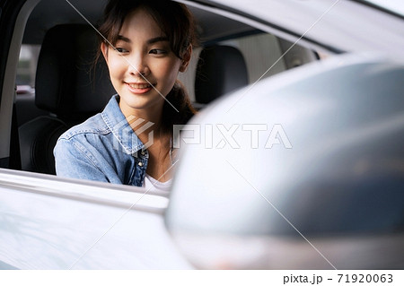 車を運転する若い女性 車を運転する若い女性 71920063