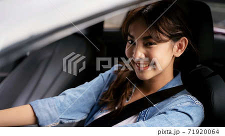 車を運転する若い女性 車を運転する若い女性 71920064