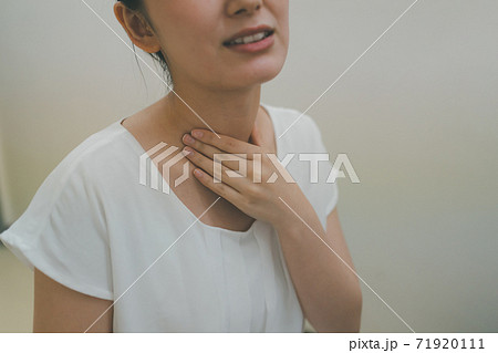 喉が痛い女性 喉が痛い女性 71920111