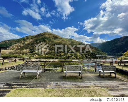 目の前に広がる山と空 71920143