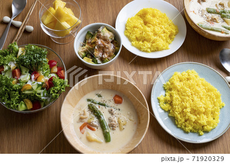 ターメリックライスとホワイトシチューの食卓 ターメリックライスとホワイトシチューの食卓 71920329