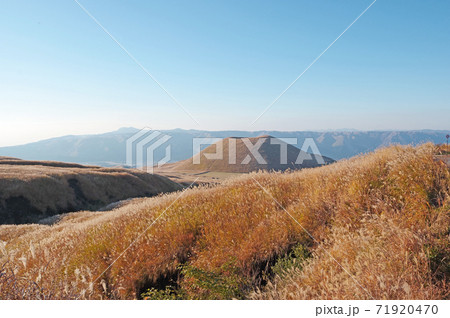 熊本県阿蘇山噴火の名残円錐状の米塚 71920470