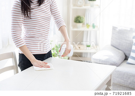 テーブルを除菌する女性(顔無し) テーブルを除菌する女性(顔無し) 71921685