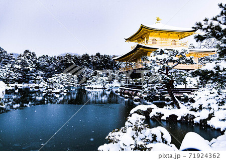 冬の金閣寺～雪景色 71924362