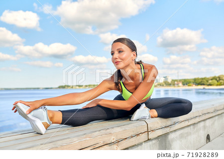 young woman doing sports outdoors young woman doing sports outdoors 71928289