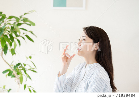 寝室で水分補給する若い女性 寝室で水分補給する若い女性 71929484