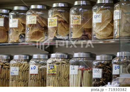 香港 徳輔道西の高級乾物店で売られる高級食材魚の浮き袋 上の瓶 魚膠とか魚胆と呼ばれる の写真素材