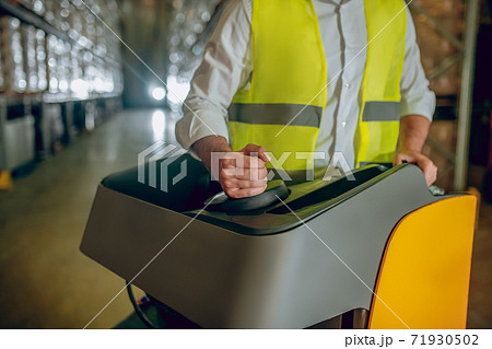 Close up picture of worker in a warehouse 71930502
