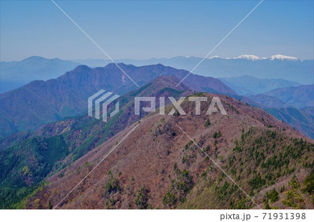 御坂黒岳からの御坂山地の稜線と残雪の南アルプス 71931398