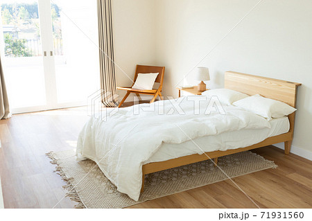 明るい寝室 71931560