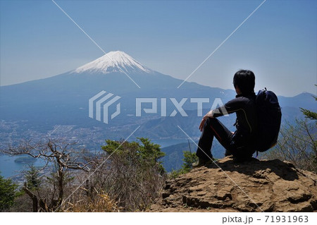 新道峠第一展望台からの富士山を眺める登山者 71931963