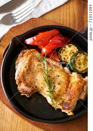スキレットで焼いたチキンステーキ スキレットで焼いたチキンステーキ 71931984