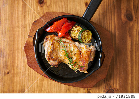 スキレットで焼いたチキンステーキ スキレットで焼いたチキンステーキ 71931989