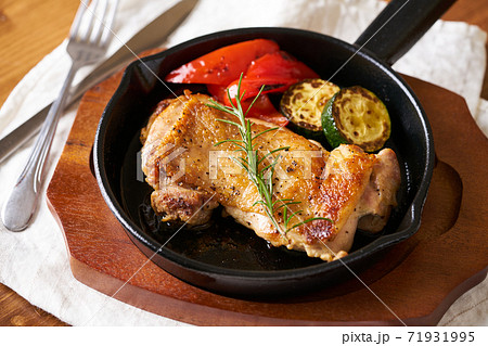 スキレットで焼いたチキンステーキ スキレットで焼いたチキンステーキ 71931995