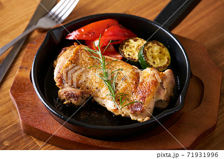 スキレットで焼いたチキンステーキ 71931996