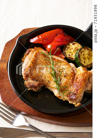 スキレットで焼いたチキンステーキ スキレットで焼いたチキンステーキ 71931998