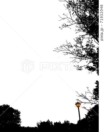 郊外の公園と樹木と街灯の白黒シルエット風景画のイラスト素材