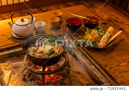 囲炉裏でなべ料理 Chicken Hot Pot Made In Japanese Hearthの写真素材