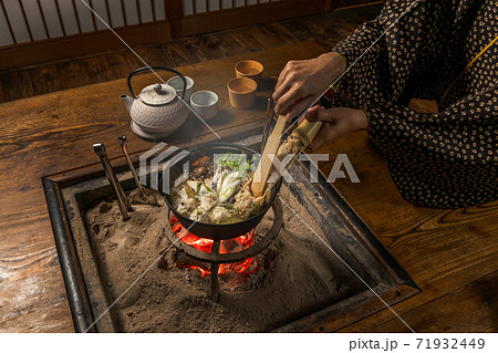 囲炉裏でなべ料理　Chicken hot pot made in Japanese hearth 71932449