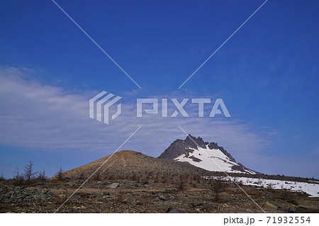 北海道駒ヶ岳馬ノ背からの剣ヶ峯と青空 71932554