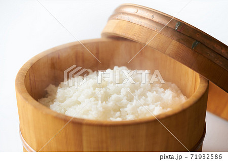 お櫃に入った炊きたてのご飯 71932586