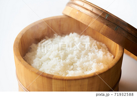 お櫃に入った炊きたてのご飯 71932588