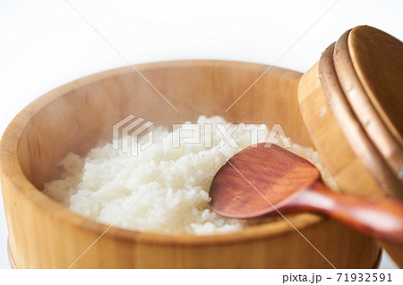 お櫃に入った炊きたてのご飯 71932591