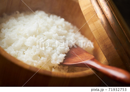 お櫃に入ったご飯 71932753