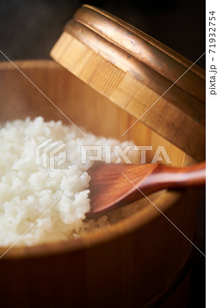 お櫃に入ったご飯 71932754