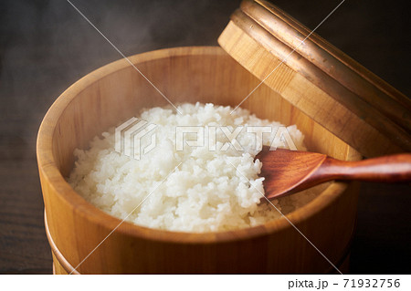 お櫃に入ったご飯 お櫃に入ったご飯 71932756