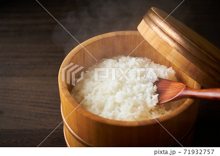 お櫃に入ったご飯 71932757