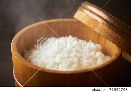 お櫃に入ったご飯 71932763