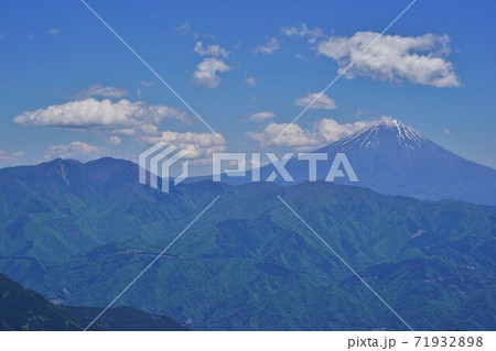 七面山敬慎院からの毛無山と富士山 71932898