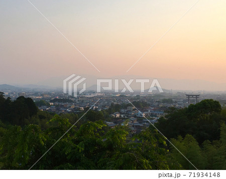 夕暮れに春がすみに浮かぶ大和三山 夕暮れに春がすみに浮かぶ大和三山 71934148