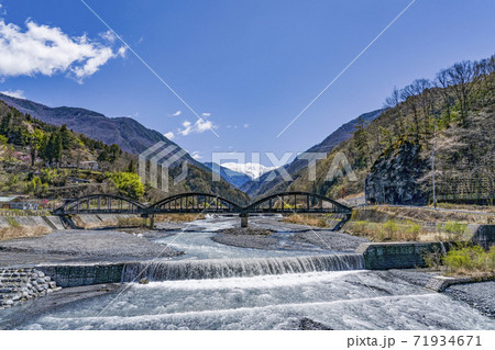 大鹿村、小渋川の橋より望む南アルプス赤石岳 71934671