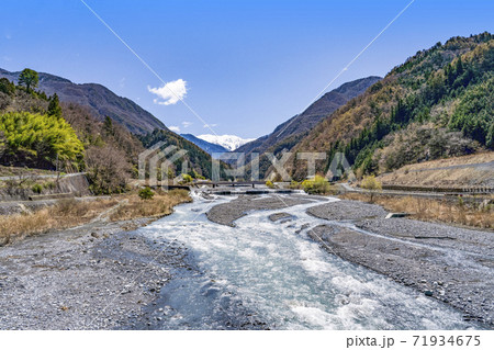 大鹿村、小渋川の橋より望む南アルプス赤石岳 71934675